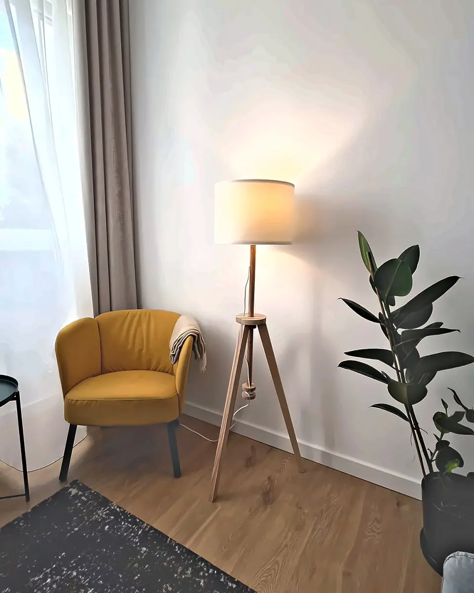 Żółty fotel i lampa stojąca